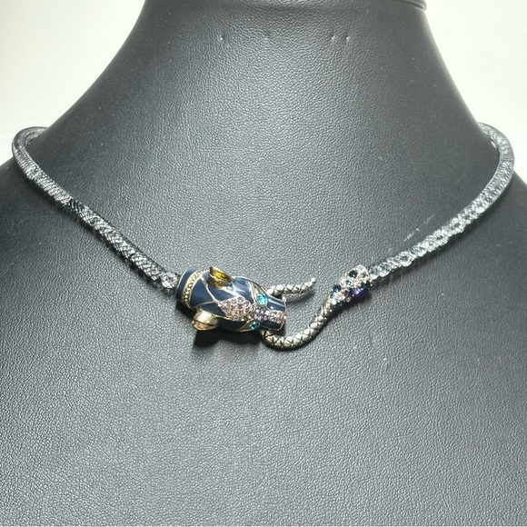 BETSEY JOHNSON SILVER CRYSTALS
FILLED MESH TEAL PANTHER HEAD
CHOKER NECKLACE 16" - Picture 3 of 10
